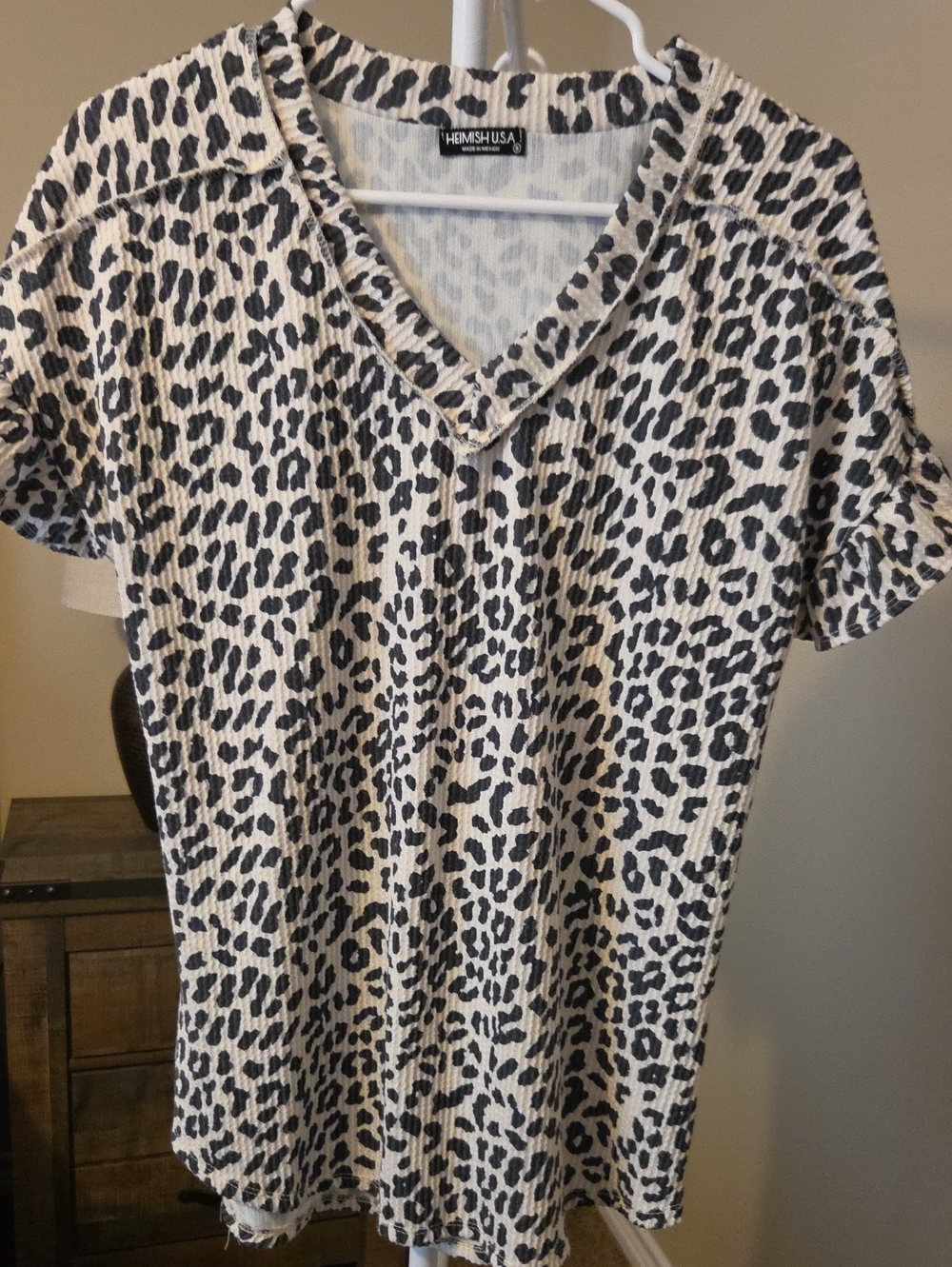 HEIMISH USA Cream & Black Leopard Print Short Sleeve V-Neck Shirt
